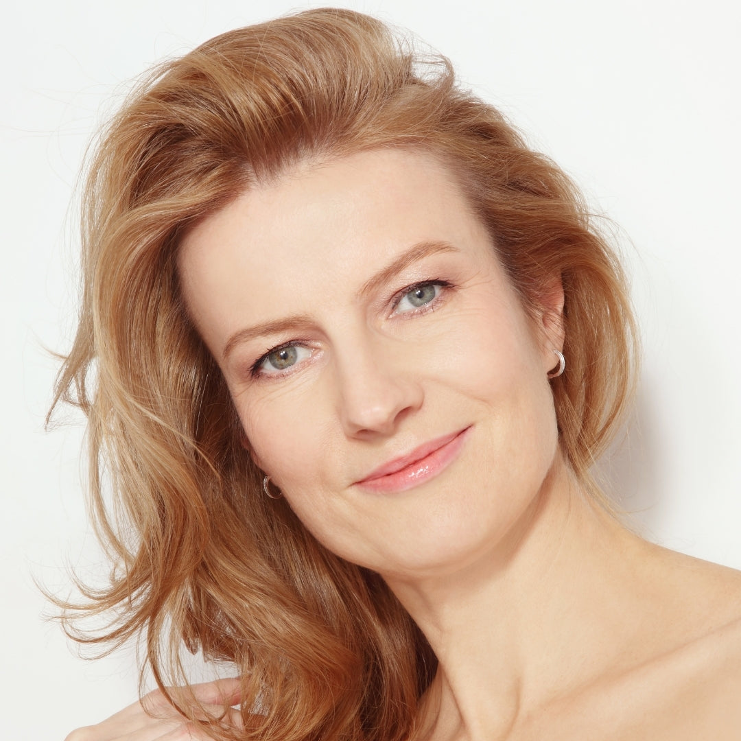 Tono de la Piel más Uniforme — Reduce los Poros - Reafirma - Rejuvenece, Consigue una Piel 2 veces más Luminosa y una apariencia más joven desde la primera aplicación.
Envejecimiento saludable, ¡Realza tu belleza natural! Cara, contorno de ojos, cuello y escote.
2 pasos, reafirma, rejuvenece, aclara y previene manchas, unifica tono, aporta luminosidad e hidratación y suaviza poros.