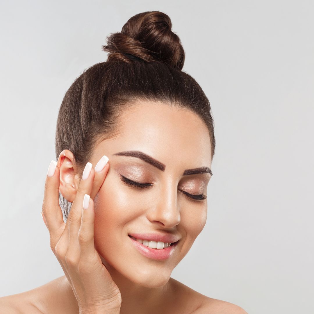 Proporciona a la piel un aspecto firme, terso y más joven con una hidratación intensa. Lys combina eficiencia visible con una aplicación sensorial exquisita.