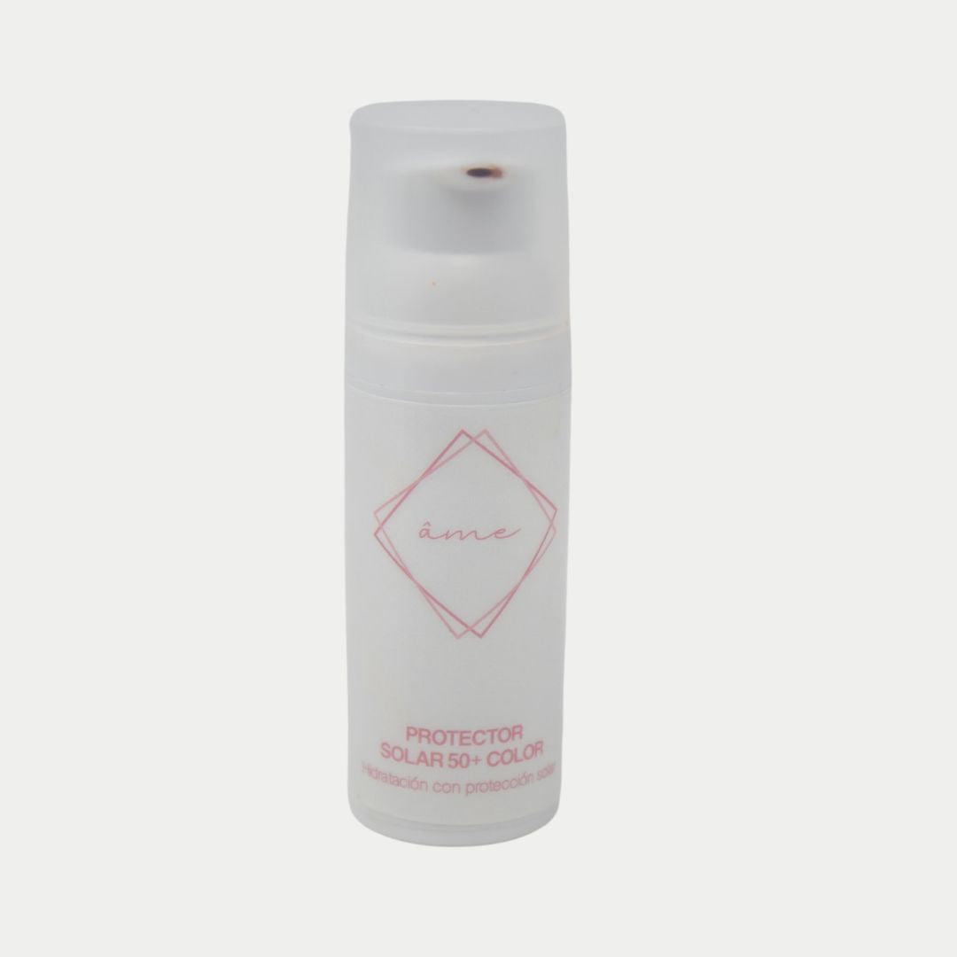 Textura de rápida absorción con un acabado seda, efecto buena cara. Sin trazas blancas. Protege tu piel y reduce los signos de la edad, con ácido Hialurónico, colágeno y jojoba. Apto para pieles grasas. Fórmula con y sin color. ¡Tu filtro perfecto para la vida real!