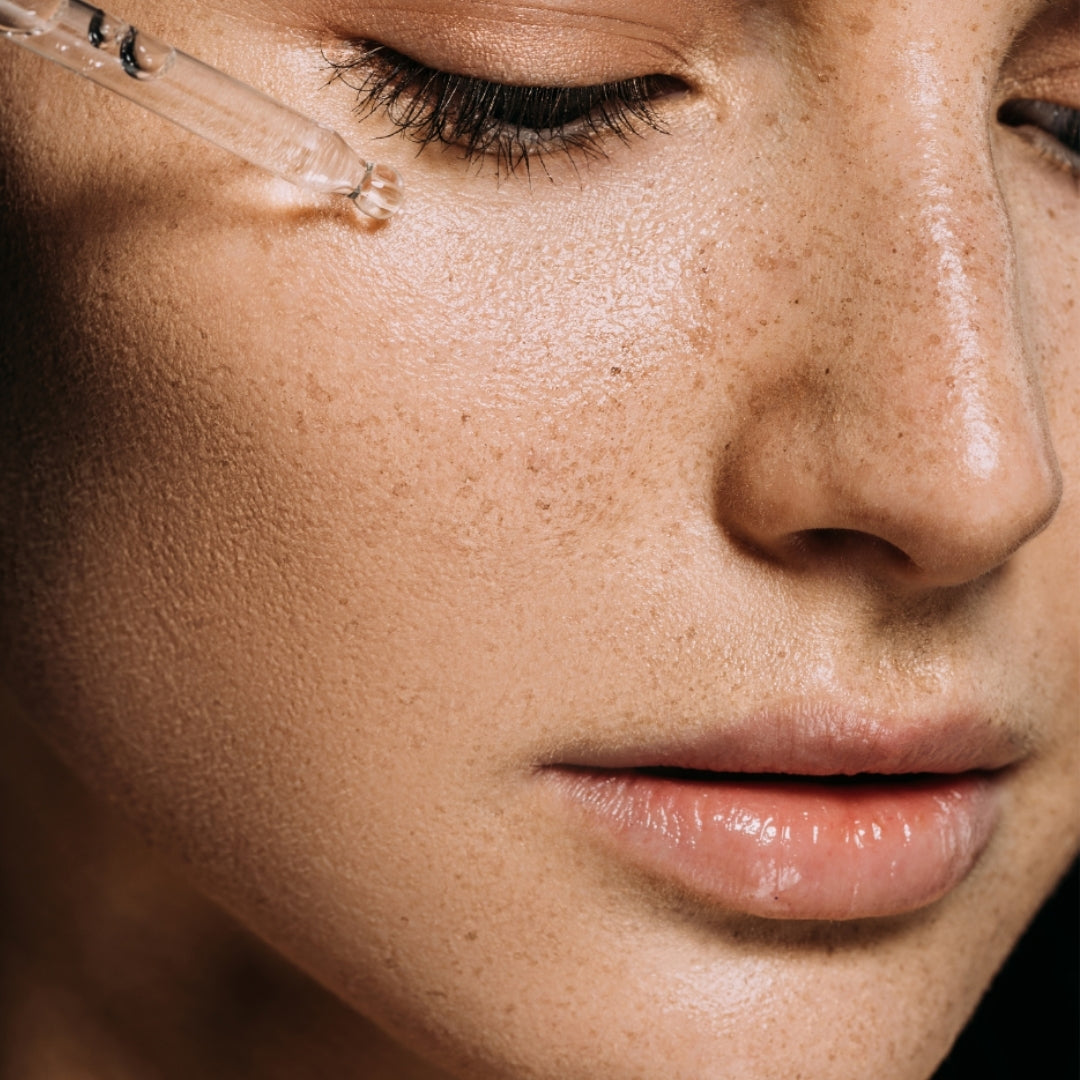 El Palmitato de retinol es el precursor más suave y estable de retinol. Cuando se aplica sobre la piel , es capaz de convertirse en retinol para posteriormente formar el componente activo: el ácido retinoico.