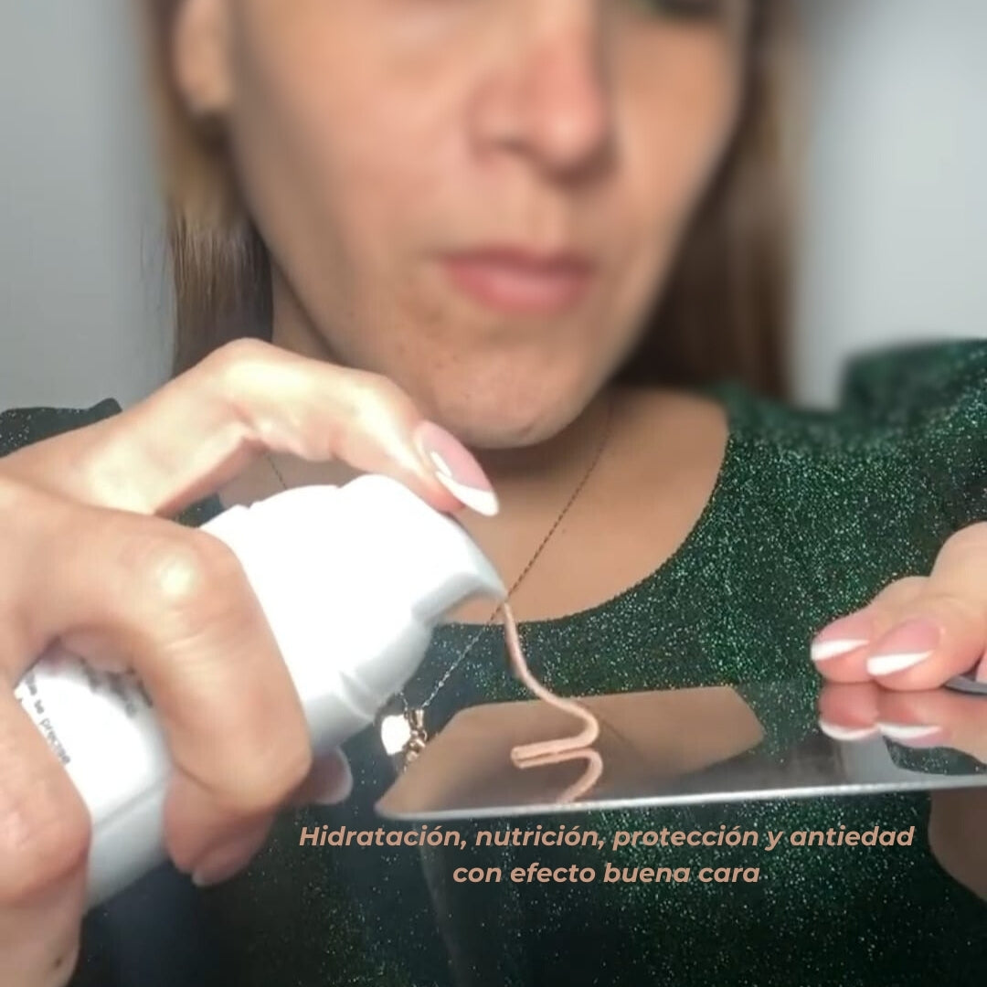 Textura de rápida absorción con un acabado seda, efecto buena cara. Sin trazas blancas. Protege tu piel y reduce los signos de la edad, con ácido Hialurónico, colágeno y jojoba. Apto para pieles grasas. Fórmula con y sin color. ¡Tu filtro perfecto para la vida real!